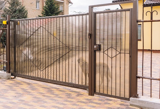 Купить ворота из профлиста с элементами ковки, с металлическими столбами в рамке или под дерево в белебее от 153960 руб